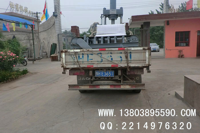 高嶺土壓塊機發(fā)貨現場